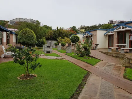 Oceans Hotel & Self Catering Отели рядом с достопримечательностью «Post Office Tree»