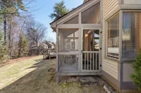 NEW! Charming Townhouse + Shared POOL Hotel a Gilford