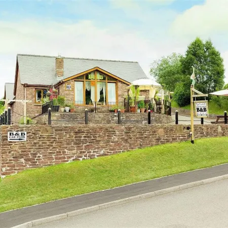 Castle Lodge - Brecon Beacons Accommodation Отели рядом с достопримечательностью «Замок Брекон»