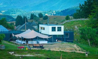 Ursa Mica Glamping Resort