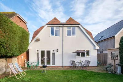 Whitstable's Beachcombers, Sleeps 10, Dog Friendly Hotels in 