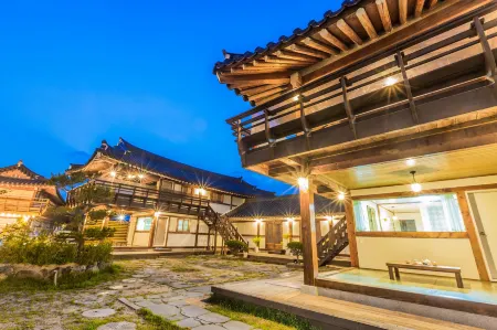 Gyeongju West Namsan Hanok Pension Отели рядом со станцией Сингёнджу