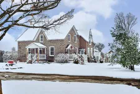 Enduring Heart Bed and Breakfast Inc. Отели рядом с достопримечательностью «King's Lock Craft Distillery»