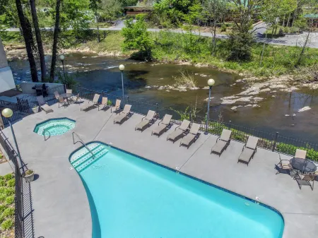 Cedar Lodge Отели рядом с достопримечательностью «Gateway RV Park & Campground»