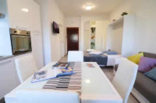 帶陽台和空調的‘casa Vacanze Alba A 奧特朗託海峽’假日房屋