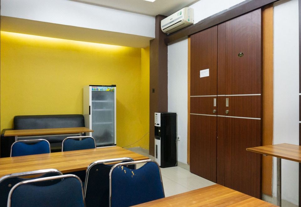 레드도어즈 펠라부한 자야푸라 객실 또는 외관