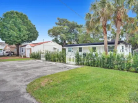 Charming Miami Getaway Near Beaches & Attractions Hotels in Hallandale Beach