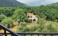 Club House Apartment with Garden and Pool فنادق في Podostrog