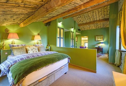 바스티드 드 벨레가르드의 넓은 정원과 수영장