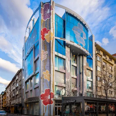 Les Fleurs Boutique Hotel Hotels near Garibaldi Square