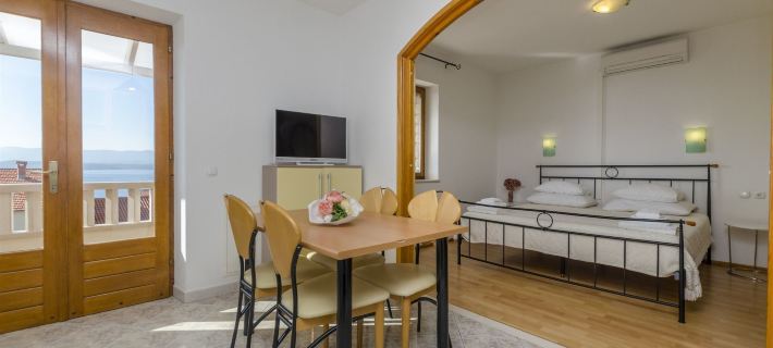 Apartments and Rooms Lea Hotels in Bol