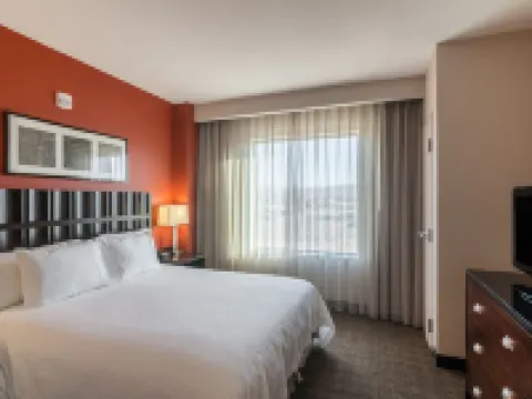 เอ็มบาสซีสวีทส์ ปาล์มเดล โรงแรมในปาล์มเดล