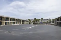 Ocean Breeze Inn - parking