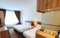 Maple Lodge Hotels in Simpang Kanan
