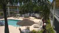 Super 8 by Wyndham Ellenton Bradenton Area - Swimmingpools