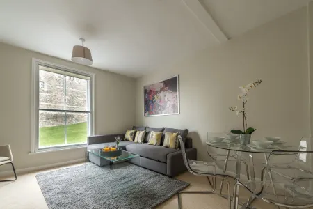 Central Windsor Apartment Facing the Castle Отели рядом с достопримечательностью «St George's Chapel»