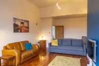 Luxury Apt No 1 - Two Bed Apartment Hotels in Bury