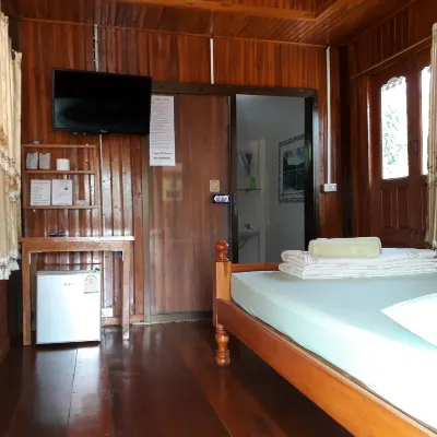 Bank Resort Hotels near Wat Tha Chai