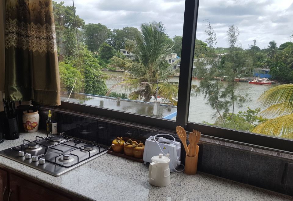 2. 리버사이드 홀리..