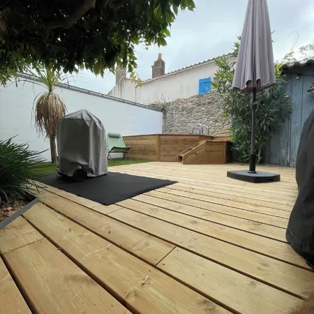 Charming House with Swimming Pool, Downtown & Beach on Foot (10 Minutes)