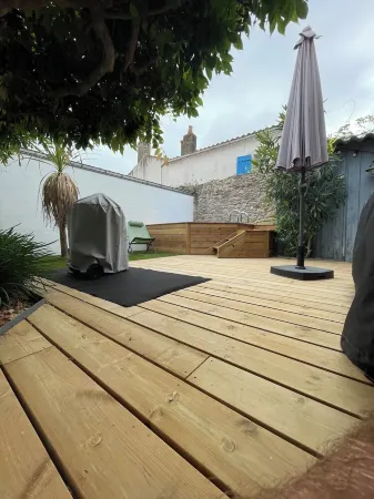 House with XXS swimming pool, in the heart of town, 900 m from the beach