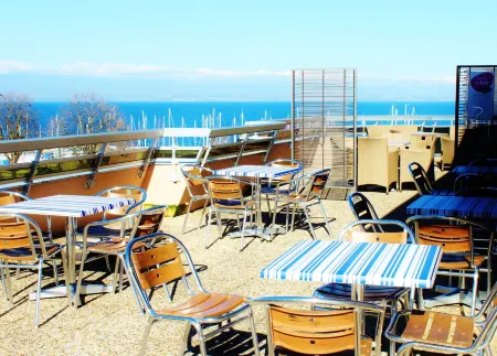 Vvf Lac Léman Évian-Les-Bains Отели рядом с достопримечательностью «Buvette et Source Cachat»