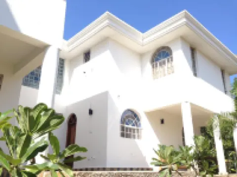 Coco-De-Ville Hotels in Galu