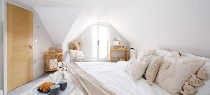 Luxury Penthouse ~ Super King Bed 5 Min to Beach Hotels in Chichester