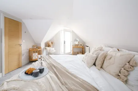 Luxury Penthouse ~ Super King Bed 5 Min to Beach