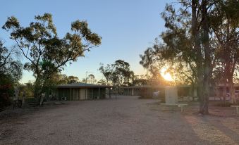 Lightning Ridge Outback Resort & Caravan Park
