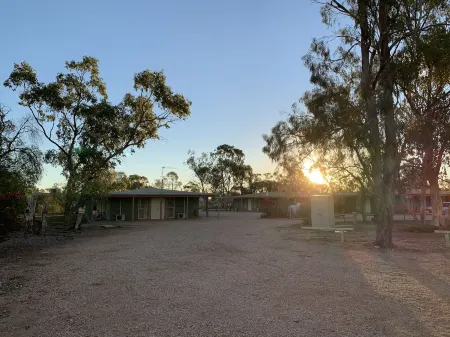 Lightning Ridge Outback Resort & Caravan Park Отели в г. Лайтнинг-Ридж