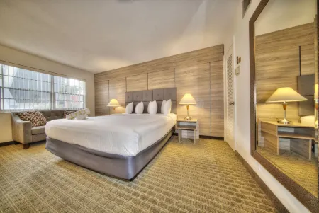 Club Lux Resort by the Beach Отели рядом с достопримечательностью «Парк Дирфилд Айленд»