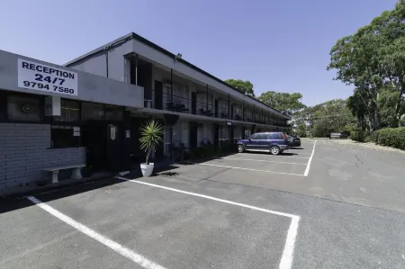 The Prince Mark Motel Отели в г. Биконсфилд