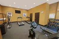 Holiday Inn Express Fredericksburg Southpoint فنادق في Spotsylvania County
