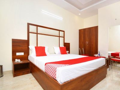 OYO 27061 Hotel Magnum