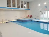 Hampton Village Inn - Pools