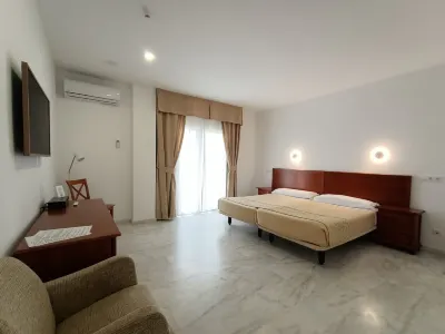 La Luna Blanca Hotels near La Carihuela