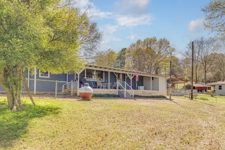 Newly renovated lakehouse sleeps 7 with boathouse, fenced yard and kayaks Отели в г. Юнион Пэриш