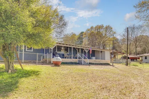 Newly renovated lakehouse sleeps 7 with boathouse, fenced yard and kayaks Hotels in Union Parish