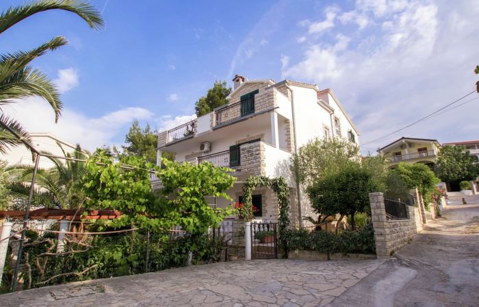 Apartment in Slatine Near the Sea Beach