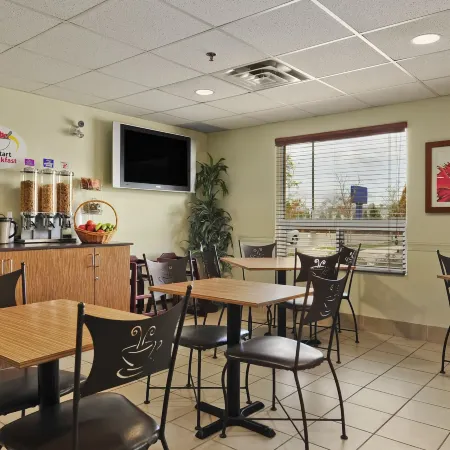 Super 8 by Wyndham Barrie South
