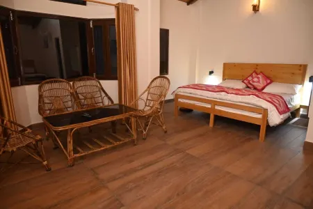 Wood Castle Luxury Home Stay Отели рядом с достопримечательностью «Golu Devta temple»