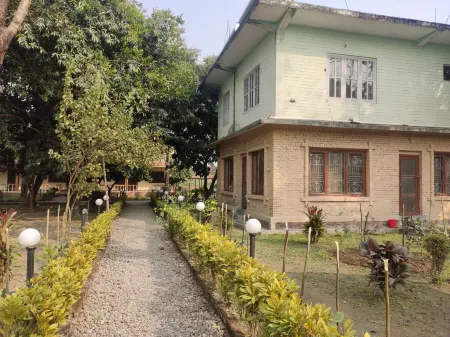 Hotel Tress House Отели рядом с достопримечательностью «Chitwan Jungle Safari»