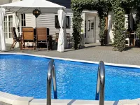 A Detached Bungalow with Outdoor Fireplace Covered Terrace and Pond in a Forest Plot - piscine