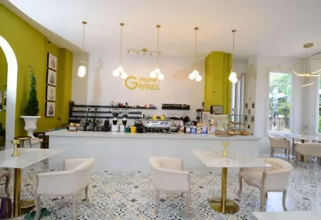 Ali Grand Hotel Отели рядом с достопримечательностью «Statue of Fa Ngum»