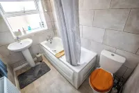 3 Bed Home - Sleeps 8 - Stoke City fc - Parking Hotels in Stone