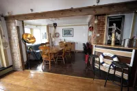 Quirky Apt - Sleeps 6 - Coastal Area - Parking Hotels in Youghal