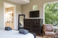 Newly Built Poolside Home w Balcony BBQ