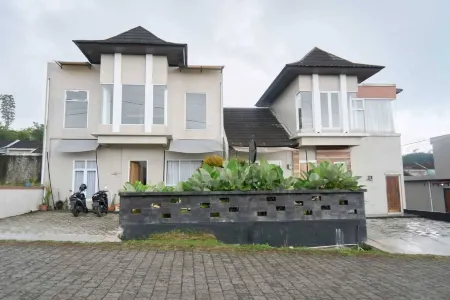 Palma Pool Villa Bumi Dieng Indah Отели в г. Mojotengah