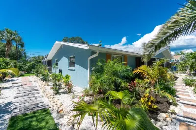 Heated Pool, Lush Gardens, and Deluxe Pizza Oven - Tropical Oasis